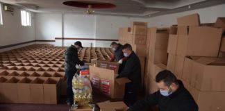 Општина Струмица дели пакети со храна за ранливите категории граѓани кои се донација од семејството Заеви, кажаа од општината