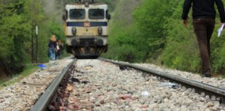 Товарен воз излета од пругата меѓу Миравци и Клисура откако удрил во одрон од камења – нема повредени