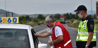 Волонтери од Црвениот крст на влезовите во Струмица мереа температура и делеа маски на патниците