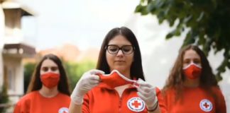 Волонтери од Црвениот крст од Струмица со едукативно показно видео како правилно да се користи заштитна маска
