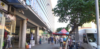 Полицијата и пазарната инспекција почнаа да ги ловат дивите продавачи по тротоарите во Струмица