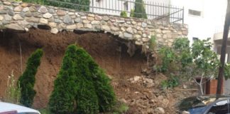 Се свлече дел од потпорниот ѕид кај Етно музејот во Радовиш, оштетени и моторни возила