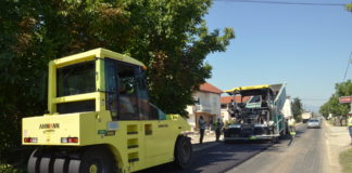 Се поставува нов асфалт на патот Струмица-Ново Село кај Босилово во должина од околу 3 километри