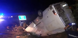 Излета комбе со мигранти на патот Струмица-Валандово, возачот во бегство, најмалку 8 лица се повредени (фото)