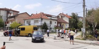 Три лица се повредени во сообраќајката, кога комбе полно со мигранти удри во три возила на Младинска во Струмица (фото)