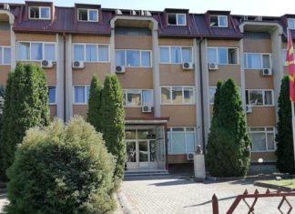Со лисици на раце избегал затвореник од Основен суд Струмица каде бил на судење – побарал тоалет а на излегување турнал полицаец