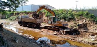 Се чисти коритото на река Сушица во Радовиш за да уреди и изведе кејски ѕид со ѕидан камен (фото)