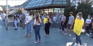 Група струмички средношколци излегоа на протест и побараа настава во училиште а не онлајн