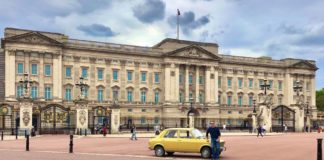 Крстев стаса во Лондон со возилото ,,застава 101’’ старо 46 години, го извози и пред кралската палата на Елизабет (фото)