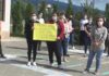 Протест пред школото во Моноспитово, родители и наставници сакаат настава со физичко присуство