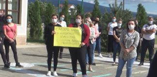 Протест пред школото во Моноспитово, родители и наставници сакаат настава со физичко присуство