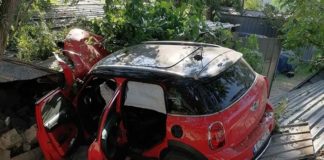 Сообраќајка во Гевгелија – почина скопјанец кој со мини морис излетал од мостот врз лимени гаражи