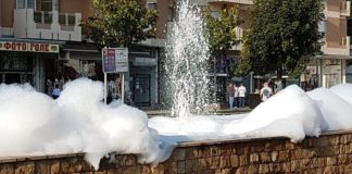 Фонтаната во центарот на Струмица осамнаа со пена која се излеваше на булеварот Маршал Тито