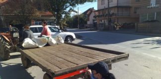 Полицијата и РСБСП лепеа налепници на тракторски приколки во струмичко за поголема безбедност во сообраќајот