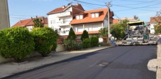 Општина Струмица почна со поставување втор слој асфалт на дел од улиците во градот (фото)