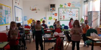 Здружението Полимат 13 на сите дечиња во Богданци им додели сликовница ,,Пчеларска тетратка” за која изработи и видео !