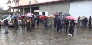 Тутунарите од струмичко се заканија со блокади на патишта ако не се подобри откупот на тутунот – протест во Радичево