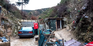 Одводниот канал на ,,Бошко Буха” во Струмица претворен во депонија, Комуналец апелира сметот да не се фрла околу каналите