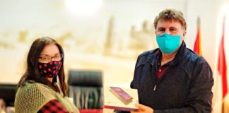 Градоначалникот Конзулов додели 13 таблет компјутери на ученици од ОУ “Никола Карев” во Радовиш