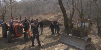 Жителите на Старо Коњарево блокираа багери за да нема шумски пат и сеча над нивното село во Беласица