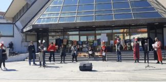 Актерите во Струмица со протестен перформанс побараа оставка од министерката Ирена Стефоска