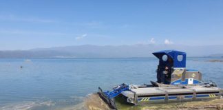 Општина Дојран набави пловен багер за да го чисти езерото од отпад на местата каде има плажи (фото и видео)