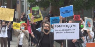 Родители и граѓани по градовите од Југоистокот протестира, побараа хартиените учебници да останат