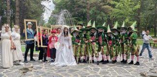 Карневалистите од Струмица и Радовиш највпечатливи на карневалот во Корча Албанија