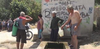 Струмичко Банско цела недела без вода оти некои жители си ги наводнуваат нивите од водоводот