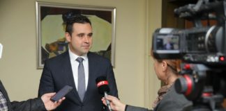 ,,Почнувам да работам и да Ви служам ‘’ напиша Костадинов на ФБ откако официјално стана Градоначалник на Струмица