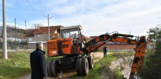 Се чисти коритото на река Ступница во радовишко Подареш