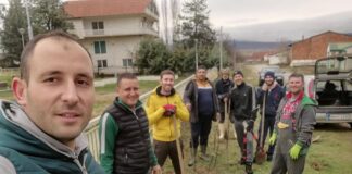 Млади од радовишко Калуѓерица за почист воздух и зеленило, посадија 200 дрвца во селото (фото)