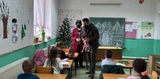 Пратеникот Дајанчо Ефтимов додели пакетчиња на децата во училиштето во родното Ангелци