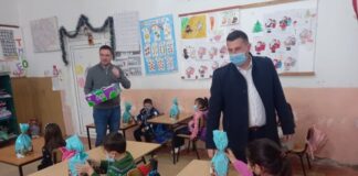 Првачињата во општина Василево од градоначалникот Андонов добија Новогодишни пакетчиња