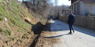 Се уредуваше каналот покрај главната улица во Радичево во општина Василево