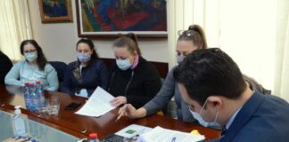 Учениците со попреченост во Струмица ќе имат лични асистенти, Костадинов ги потпиша договорите