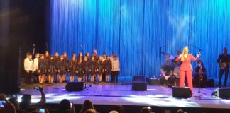 Дечиња од ООМУ „Боро Џони“ од Струмица пееа со Јелена Томашевиќ на нејзиниот концерт во Скопје (видео)