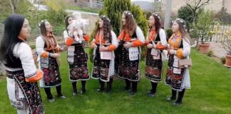 Лазаринки од Дедино верни на традицијата, додека пеат песни ,,кошкаат„ бебиња за здравје и бериќет (видео)