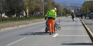 Се обележуваат паркинг места во Радовиш за да отпочне проектот Зонско паркирање и ставање ред со паркирањето во градот