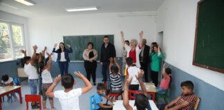 Костадинов го посети реконстурираното подрачно училиште во Баница (видео)