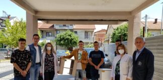 Средношколци од Никола Карев донираа мебел во струмичката болница кои го изработувале на практичната настава (ФОТО)