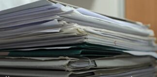 Носењето на клучните закони за администрацијата се влече со години