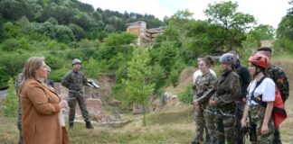 Петровска во Струмица ги посети студентите на ФОН кои се на теренска настава со армиските специјалци