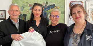 Гавазова донираше фустани за матурантки во акцијата „Подари, израдувај некого“ на СОУ Никола Карев во Струмица