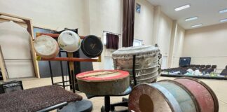 Вечерва во Босилово концерт со инструменти изработени од отпад на Ангелаков и Маџиров