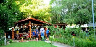 Прогласени најубавите дворови на колективни згради во Струмица, Костадинов ги додели ваучерите (ФОТО)