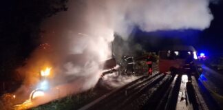 Во сообраќајка кај струмичко Владевци две лица повредени, од ударот се запалил камион (фото)