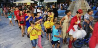 Во Радовиш дефиле на 220 близнаци кои носеа идентична облека (фото)