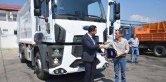 Градоначалникот Костадинов го предаде новонабавеното возило за собирање смет на струмички „Комуналец“