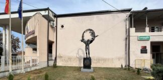 Во Босилово поставена скулптура од железо од отпад висока 4 метри од авторот Никола Пијанманов